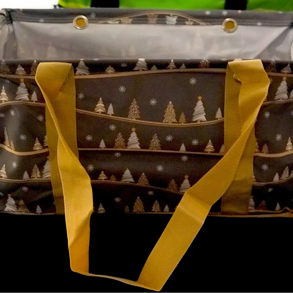 Brand New ThirtyOne brand Medium Size TOTE in a pretty Christmas print.